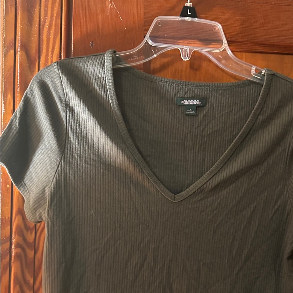 Set Of Two Ribbed V‑Neck Cropped Tees - Picture 3 of 10